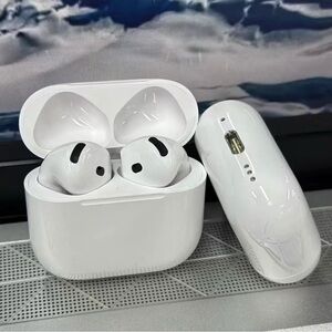 Air Pods 4 with Charging Case